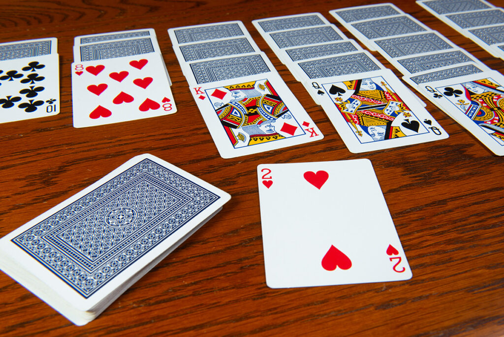 Solitario di carte giocato su un tavolo scuro